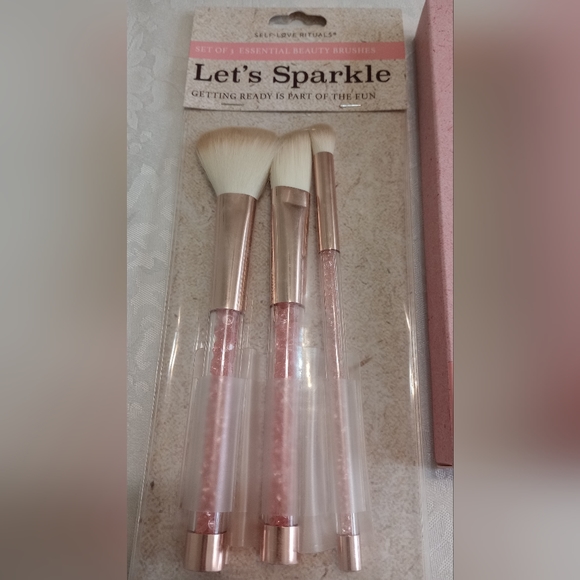 Set Of Headbands, Makeup Brushes And Eyebrow Shaping Template - Picture 10 of 13